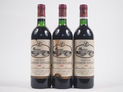 trois bouteilles de vin rouge posées l'une à côté de l'autre sur une surface blanche