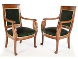 paire de chaises anciennes dont les assises sont recouvertes de velours vert