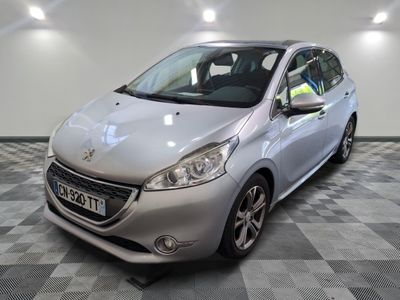 la voiture argentée est garée dans le garage sur le sol en damier