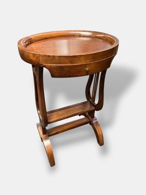 une photo d'une table en bois sur laquelle est posé un plateau