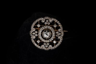 Gros plan sur une bague en diamant et en or posée sur une surface noire