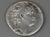 Gros plan sur une pièce de monnaie en argent portant un visage de femme