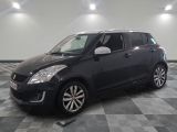 la petite voiture noire est garée sur un carrelage à carreaux