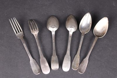 six cuillères en argent et une fourchette posées sur un fond noir