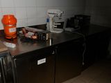 une image d'une cuisine avec un évier et un lave-vaisselle