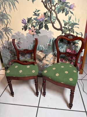 PAIRE de chaises en bois sculpté, assises tapissées vertes à…