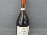 une bouteille de vin posée sur une table