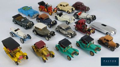 un grand nombre de petites voitures posées sur une table