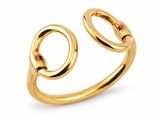 gros plan d'une bague en or sur fond blanc