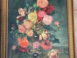 tableau représentant un vase de fleurs dans un cadre doré sur fond bleu