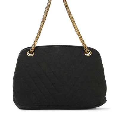 CHANEL, Sac porté main ou épaule en jersey noir matelassé à …