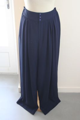 une photo d'un mannequin portant une jupe bleue