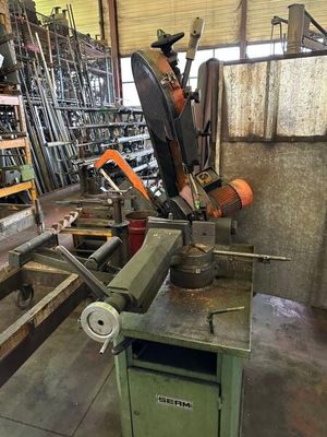 une machine qui se trouve à l'intérieur d'un bâtiment