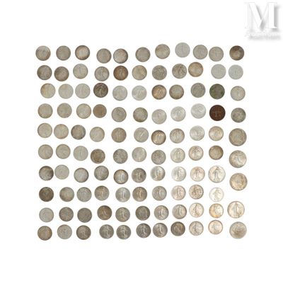 l'image d'un paquet de pièces de monnaie posé sur une surface blanche