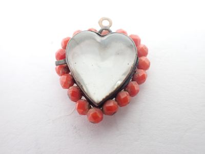 Pendentif cœur ouvrant en or, perles de corail et verre, H. 2,8cm, poi - Photo 1