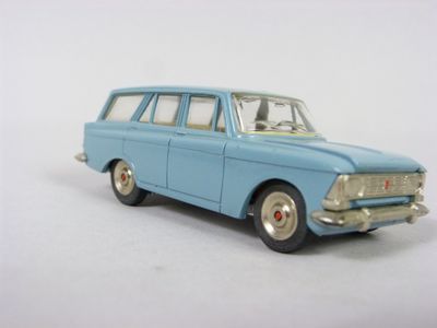 une petite voiture bleue posée sur une surface blanche