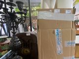une boîte posée sur une table recouverte d'une pile de papiers