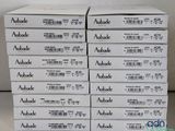 une pile de boîtes blanches étiquetées posées sur une table