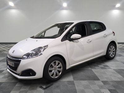la photo d'une petite voiture blanche garée dans un garage