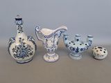 plusieurs types différents de vases bleus et blancs posés sur une table