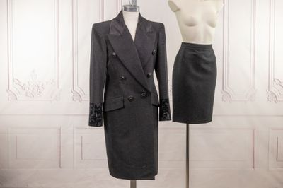 deux mannequins et un costume posé sur un support pour mannequin