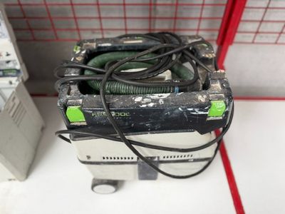 une machine posée sur une table