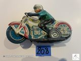 une figurine représentant un homme à moto, exposée