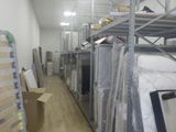 une pièce remplie d'une grande variété de matelas