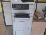une imprimante posée sur un bureau dans une pièce