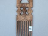 un peigne en bois orné d'une étoile de David