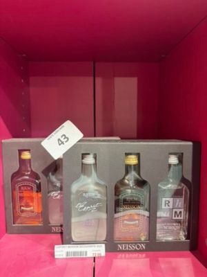 Des bouteilles d'alcool sont exposées dans une vitrine rose