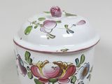 un bol blanc avec un motif floral