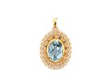 un pendentif en or orné d'une topaze bleue au centre