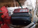 un téléphone rouge posé sur un boîtier noir