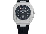 une image représentant une montre noire et argentée sur fond blanc