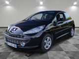 la petite voiture noire est garée dans une grande pièce