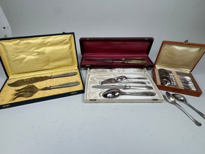 plusieurs types d'argenterie dans un coffret posé sur une table
