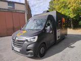 un camion de livraison garé sur le parking