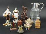 de nombreuses figurines posées sur une table