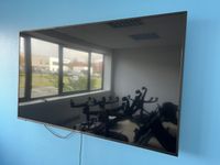 un écran plat HISENSE 160cm