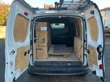 une camionnette blanche dont les portes sont ouvertes et qui contient des cartons à l'arrière