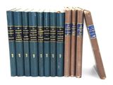 plusieurs livres sont empilés sur une surface blanche