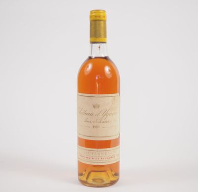 une bouteille de vin posée sur une surface blanche