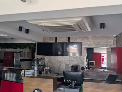 une photo d'un restaurant avec un comptoir et une télévision