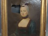 un vieux tableau représentant une femme en robe verte avec un oiseau sur la tête