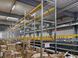 un grand entrepôt rempli de boîtes et de cartons