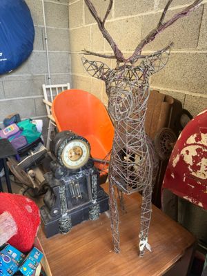un vase contenant une branche, posé sur une table
