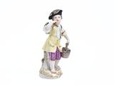 une figurine représentant un garçon avec un chapeau et un sac