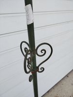 Lampadaire en fer laqué vert à décor de volutes reposant sur… (photo 3)
