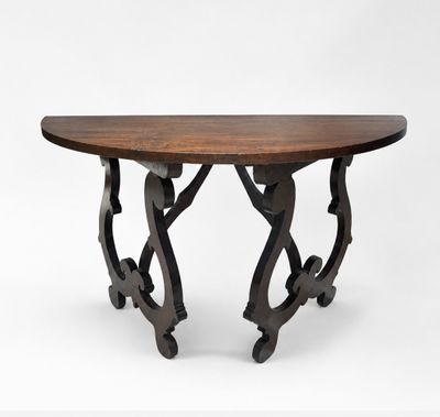 une table avec un plateau en bois et des pieds en métal